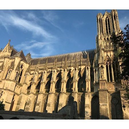 Chez La Reg'- Aux Pieds De La Cathedrale Apartment Reims Exterior photo